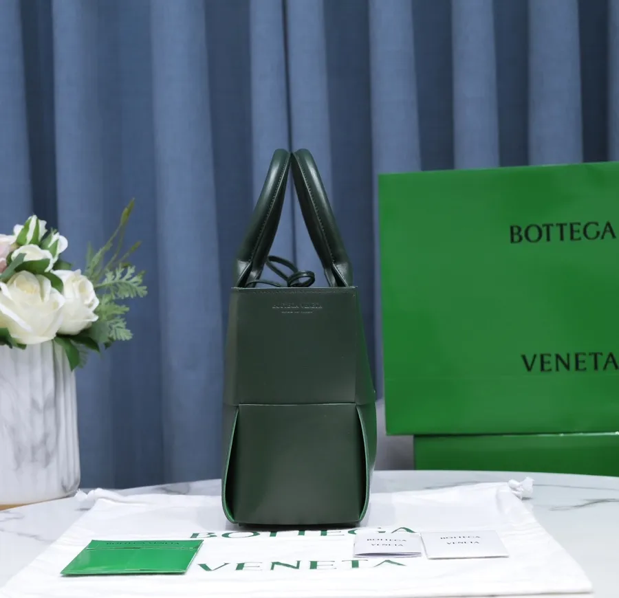 Batch 1760 medium size arco, BottegaVeneta# official website latest sheepskin with inner sheepskin SLIP tote handbag, and the logo has been changed to the side 😍The oversized woven design really makes it a huge gap from ordinary tote bags 🔗🔗Different color combinations inside and outside ⛓Daniel Lee leads the brand's DNA to continue to evolve with fresh inspiration🧬🧬showing a balanced style of luxury and reality👉: 30*20*14 Model: 9893#